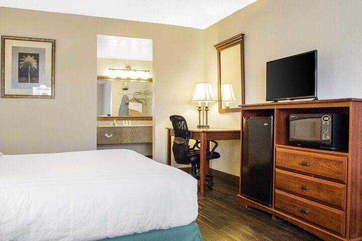 Room 27 of 43