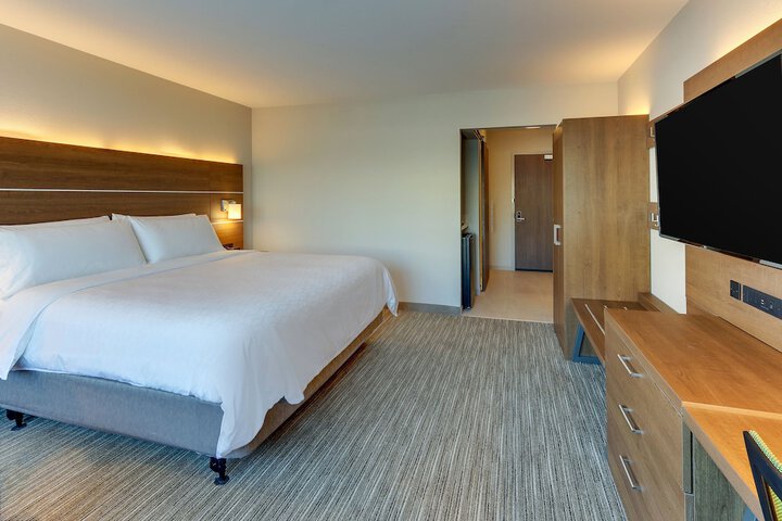 Holiday Inn Express & Suites Roanoke – Civic Center by IHG