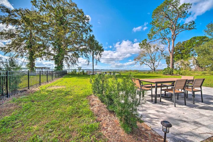 Waterfront Lake Dora Escape w / Private Dock & Slip