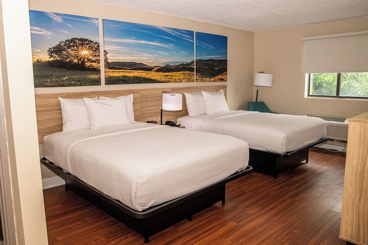 Days Inn and Suites by Wyndham Hammond IN