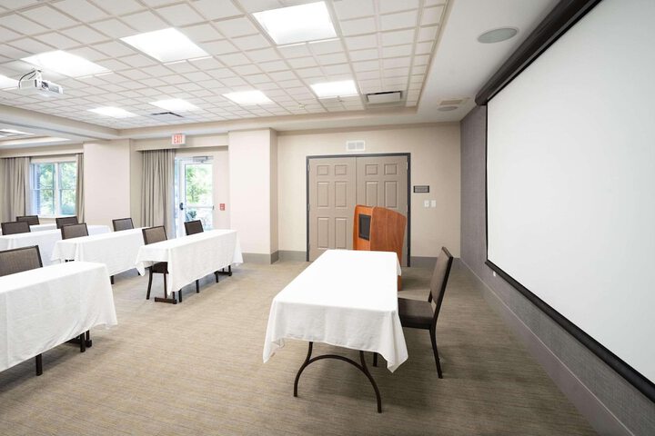 Country Inn & Suites by Radisson State College (Penn State Area), PA