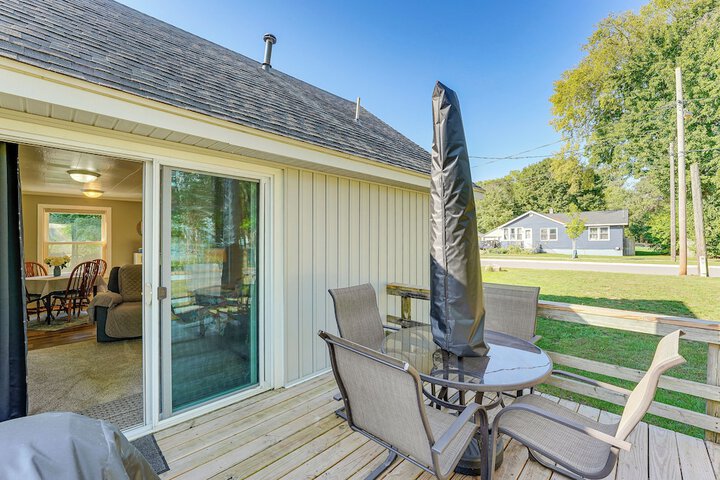Wayland Retreat w / Deck: Walk to Downtown!