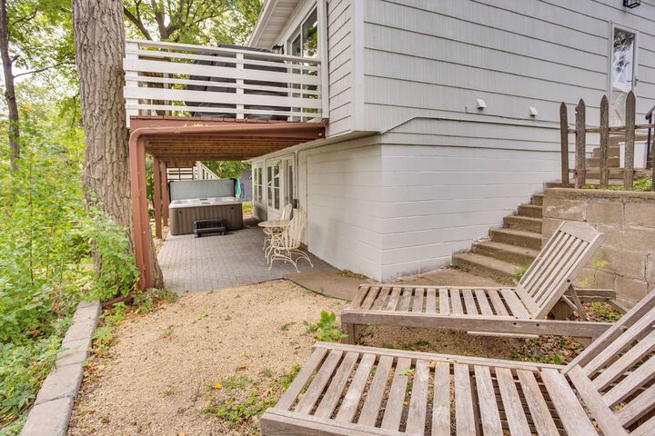 Cozy Plymouth Cottage w / Medicine Lake View!