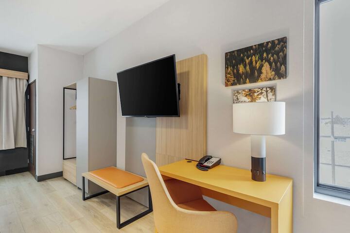 Room 11 of 32
