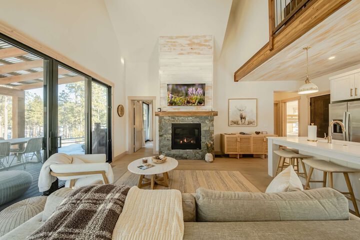 Wilderness Club Nest Modern Cabin Retreat for 9 w / Hot Tub