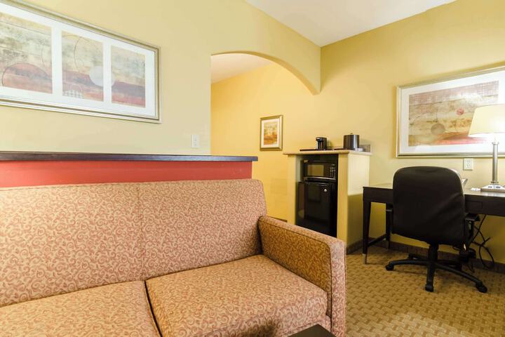 Comfort Suites Salina South
