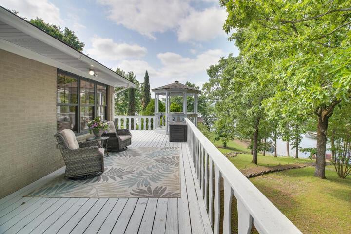 Private Pool: Lakefront Home in Hot Springs!