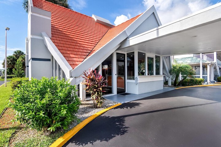 Howard Johnson by Wyndham Vero Beach / Downtown