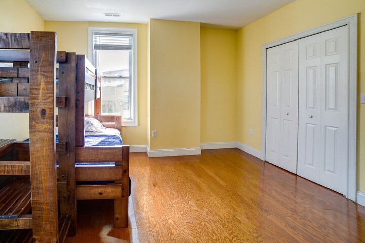 Inviting Connellsville Getaway w / Deck!