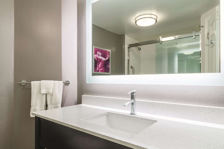 La Quinta Inn & Suites by Wyndham Alexandria Airport