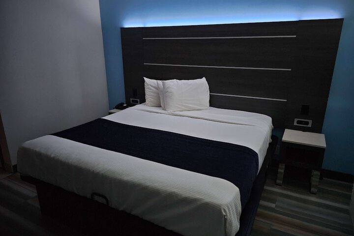 Travelodge by Wyndham Fullerton Near Anaheim