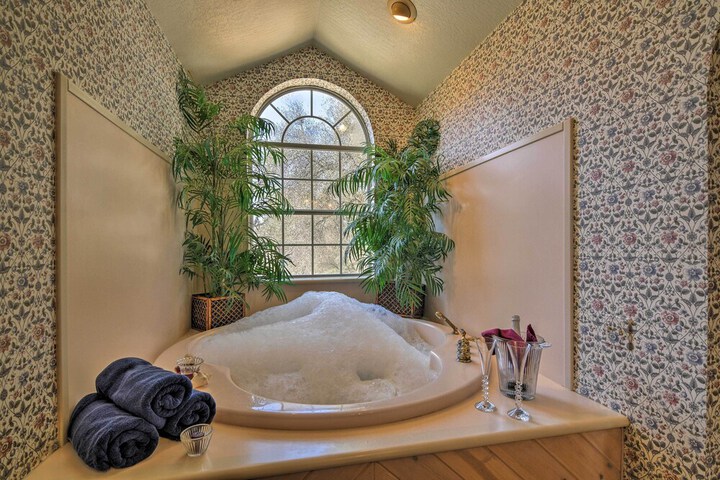Sonora Home on 10 Resort Acres w / Shared Pool!