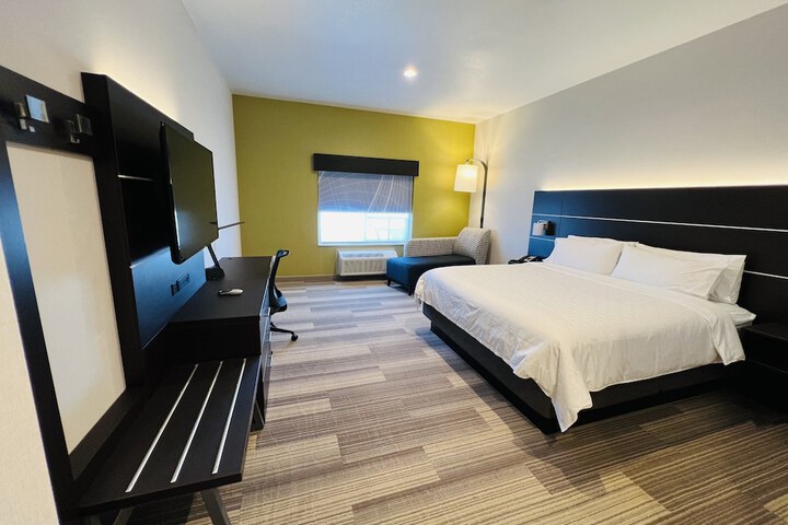 Holiday Inn Express & Suites Salinas by IHG
