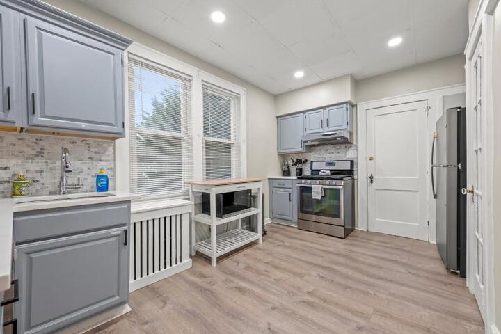 2-Story Stay with Game Lounge & Free Parking Spots - 5 mins to NYC Train