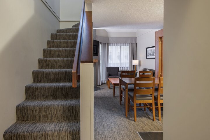 Room 32 of 66