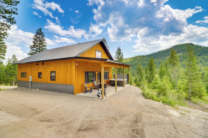 Modern Lakeside Cabin w / Mountain Views & Hot Tub!