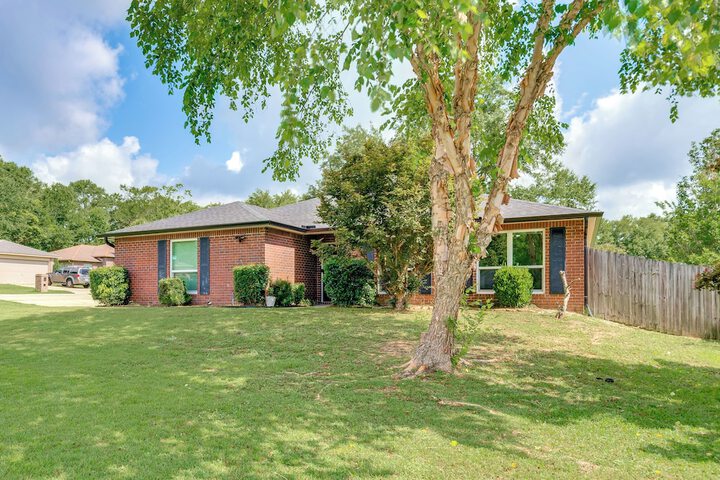 Spacious Home w / Sunroom 15 Mi to Pensacola!