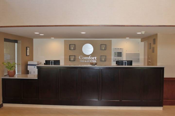 Comfort Inn & Suites West Springfield