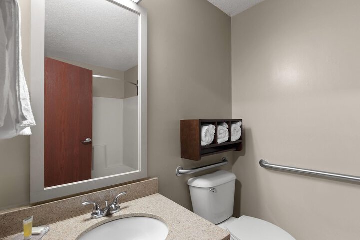 Super 8 by Wyndham Shepherdsville / Louisville South I65