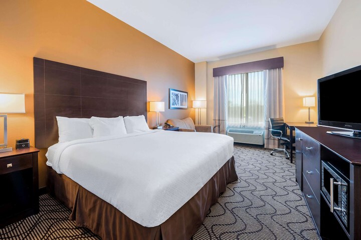 La Quinta Inn & Suites by Wyndham Marshall