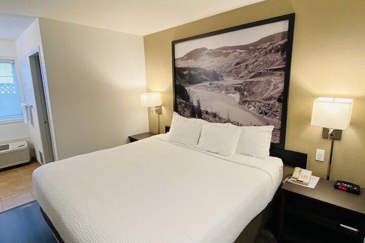 Super 8 by Wyndham 100 Mile House