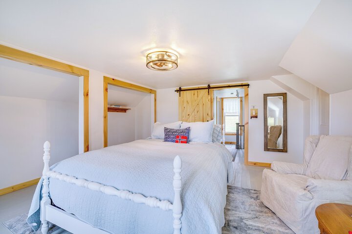 Lovely Rural Hixton Farmhouse w / Porch & Fire Pit!