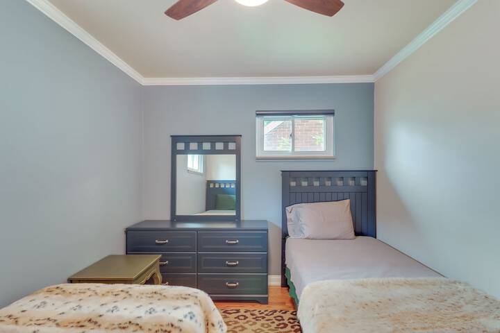 Royal Oak Home: 13 Mi to Downtown Detroit