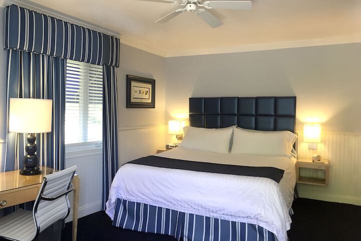 Room 6 of 12