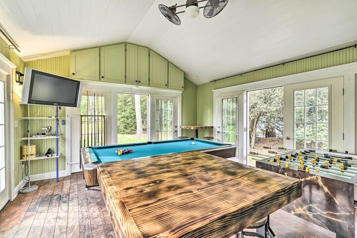 Bayfront Retreat w / Game Room + Outdoor Pool!