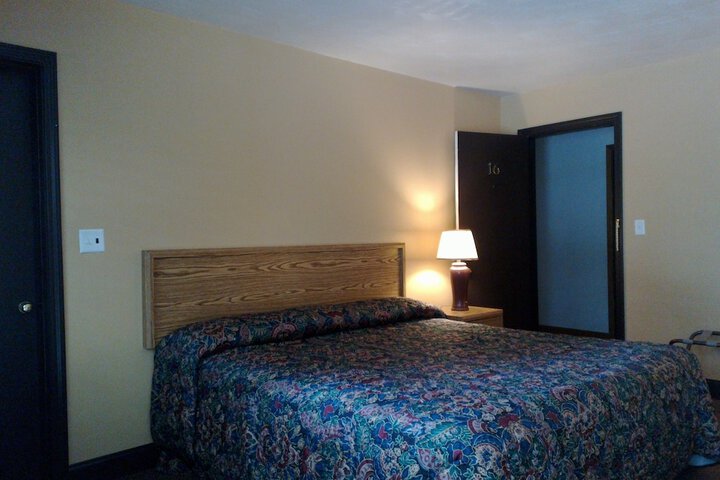Colonial Inn Motel