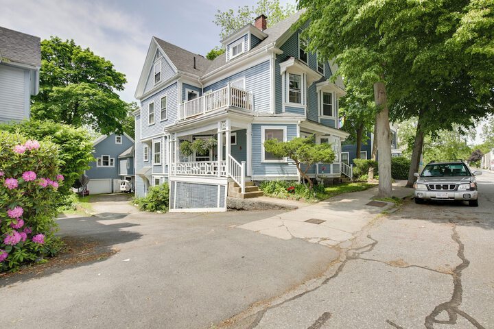 Quaint Beverly Townhome: Walk to Beach & Downtown!
