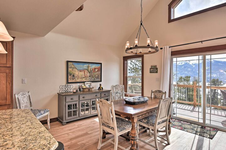 Gorgeous Twin Lakes Home w / Deck Overlooking Mtns!