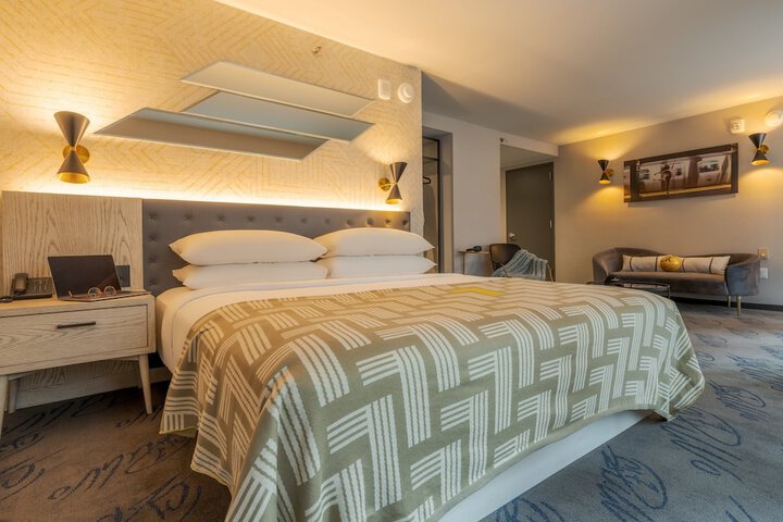 Room 32 of 94