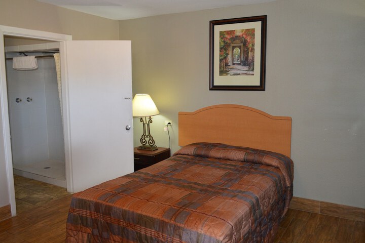 Room 9 of 12