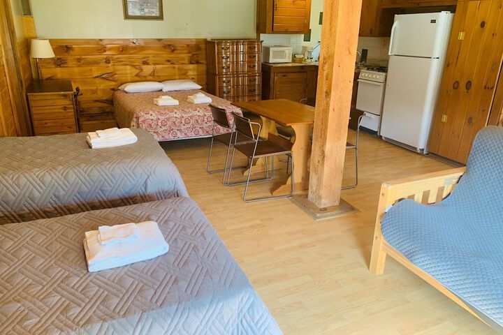 Pine Crest Motel & Cabins