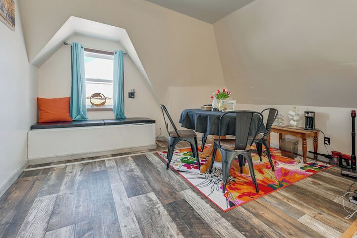 Charming Eagle Grove Farmhouse w / Patio!