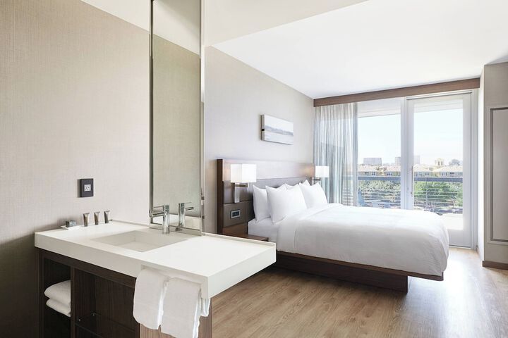 Room 25 of 47