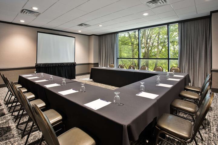 DoubleTree by Hilton Lansing