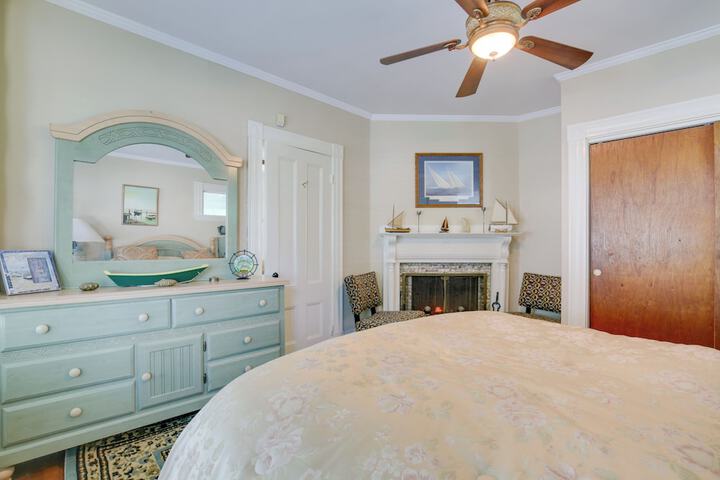 Quaint Beverly Townhome: Walk to Beach & Downtown!