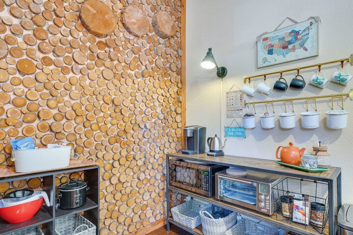 Woodland Park Apartment: Forest Views + Deck!
