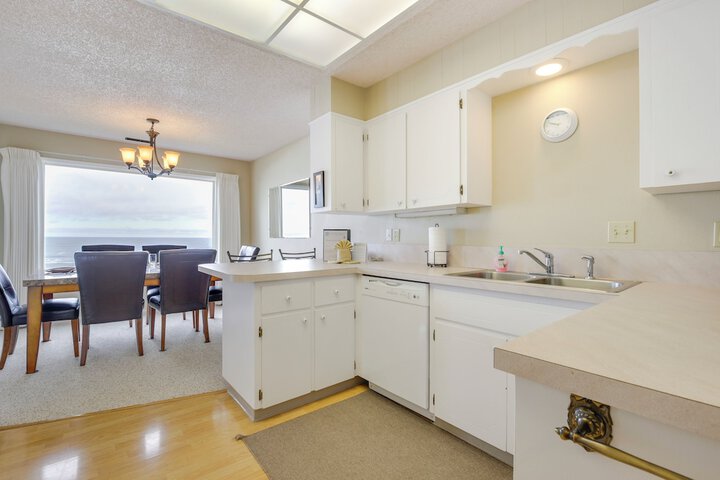 Lincoln City Condo: Pool Access Walk to Beach!