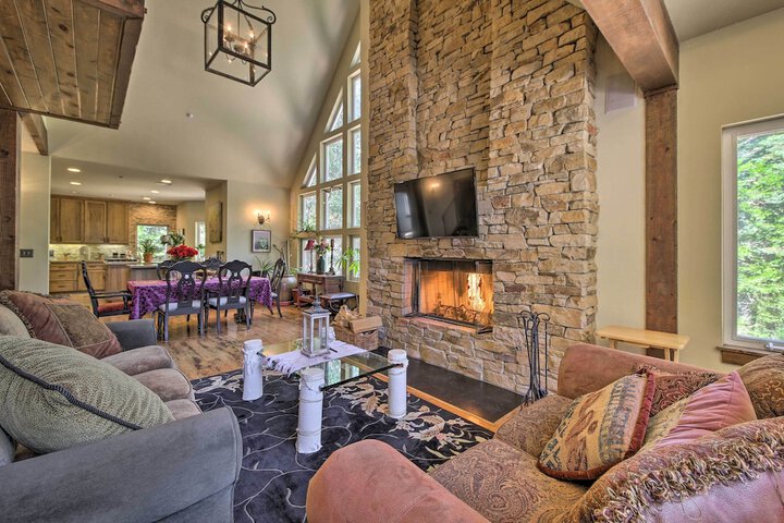 Incredible Lake Arrowhead Home w / Views & Decks!