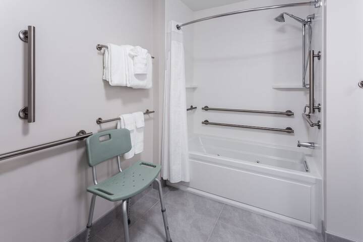 Holiday Inn Express & Suites Rice Lake by IHG