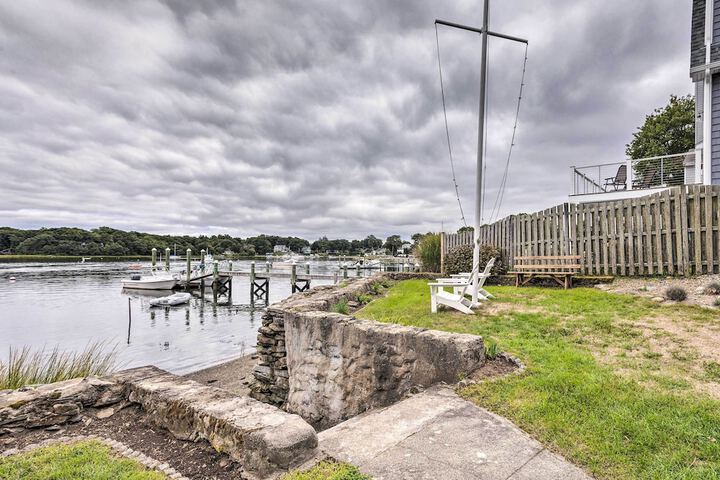 Charming Bristol Cottage w / Private Beach!