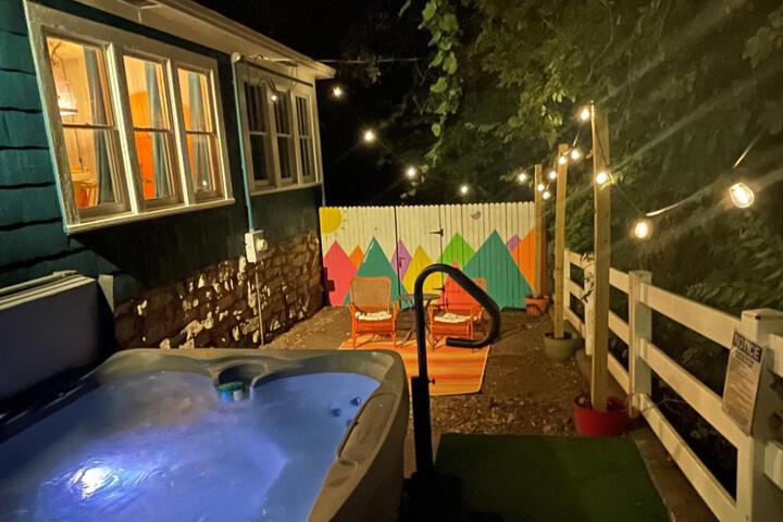 The Bluebird Cottage Style Cabin with Hot Tub near Turner Falls and Casinos