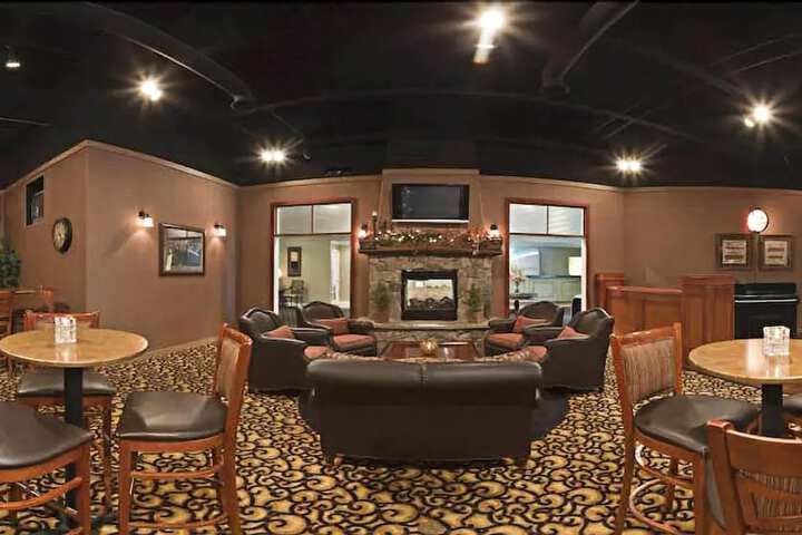 Lounge 18 of 22