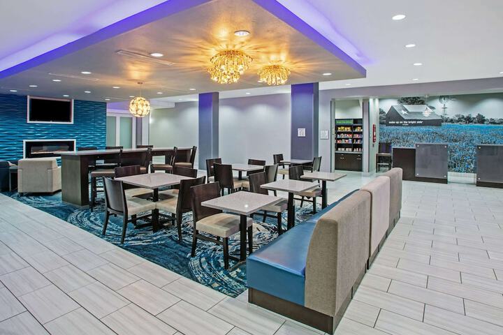 La Quinta Inn & Suites by Wyndham Victoria - South