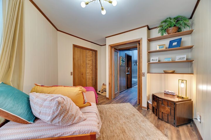 Near Canandaigua Lake: Retro Cabin w / Deck & Views