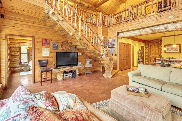 Fish Boat & Hike: Pet-friendly Cabin in Arkansas
