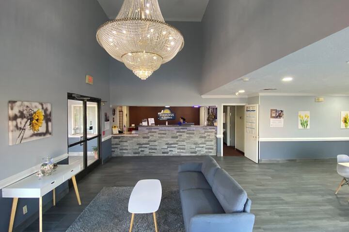 Days Inn & Suites by Wyndham Winnie